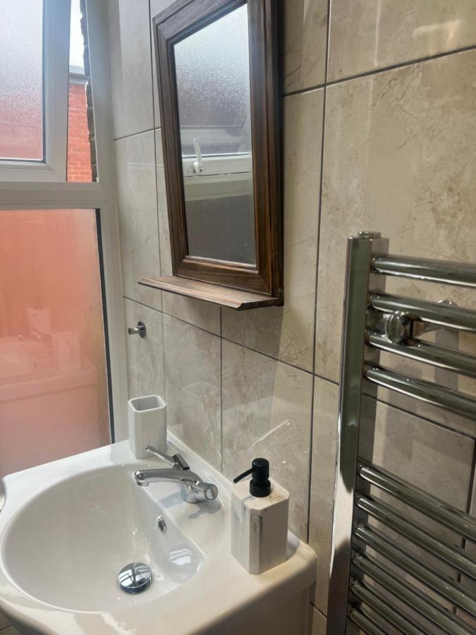Large Modern Studio Flat Lejlighed London Eksteriør billede